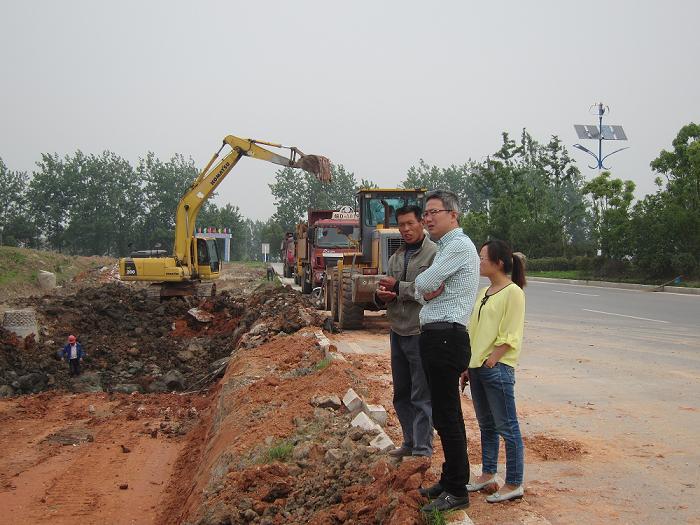 我是做工程现场管理的,目前跟小领导关系紧张